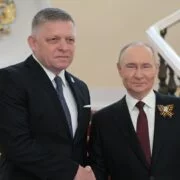 Slovenský premiér Robert Fico s ruským prezidentem Vladimirem Putinem u příležitosti 80. výročí od konce druhé světové války.