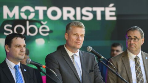 Motoristé sobě zahájili 15. května kontaktní fázi kampaně před sněmovními volbami. Zleva předseda strany Petr Macinka, europoslanec Filip Turek a lídr pražské kandidátky Boris Šťastný.
