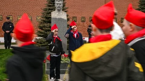 Ruští školáci před Stalinovou bustou na Rudém náměstí v Moskvě (18. 5. 2025)