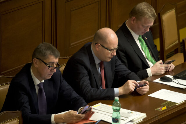 Zleva exministr financí Andrej Babiš, premiér Bohuslav Sobotka a místopředseda vlády pro vědu, výzkum a inovace Pavel Bělobrádek
