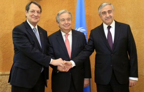 Generální tajemník OSN António Guterres a prezidenti Kypru a Turecka Nikos Anastasiadis a Mustafa Akinci